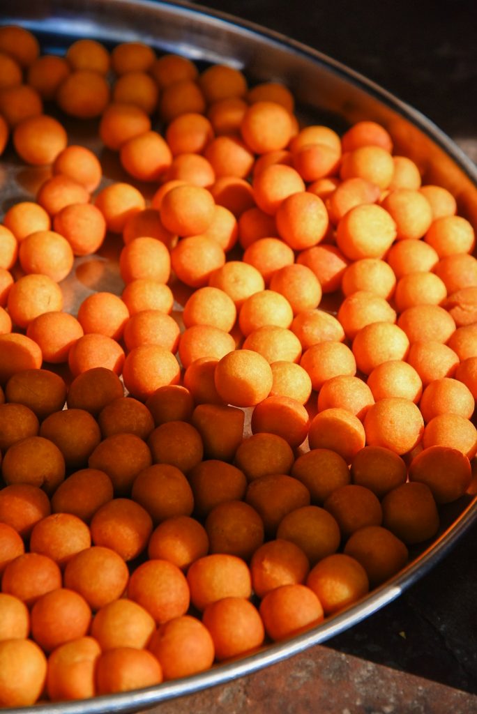 a-metal-pan-filled-with-oranges-on-top-of-a-table-wjjin6c6qkq